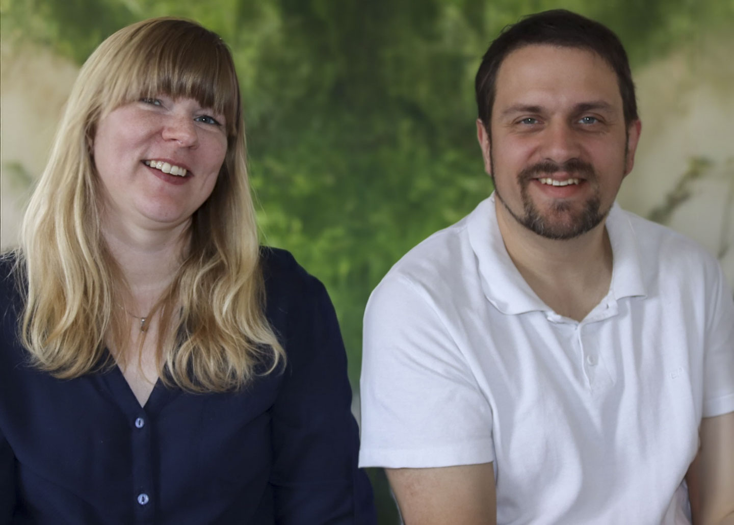 två personer i kyrka.