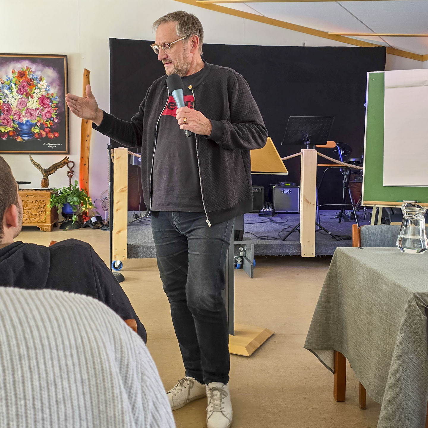 Pastor under bönemöte.