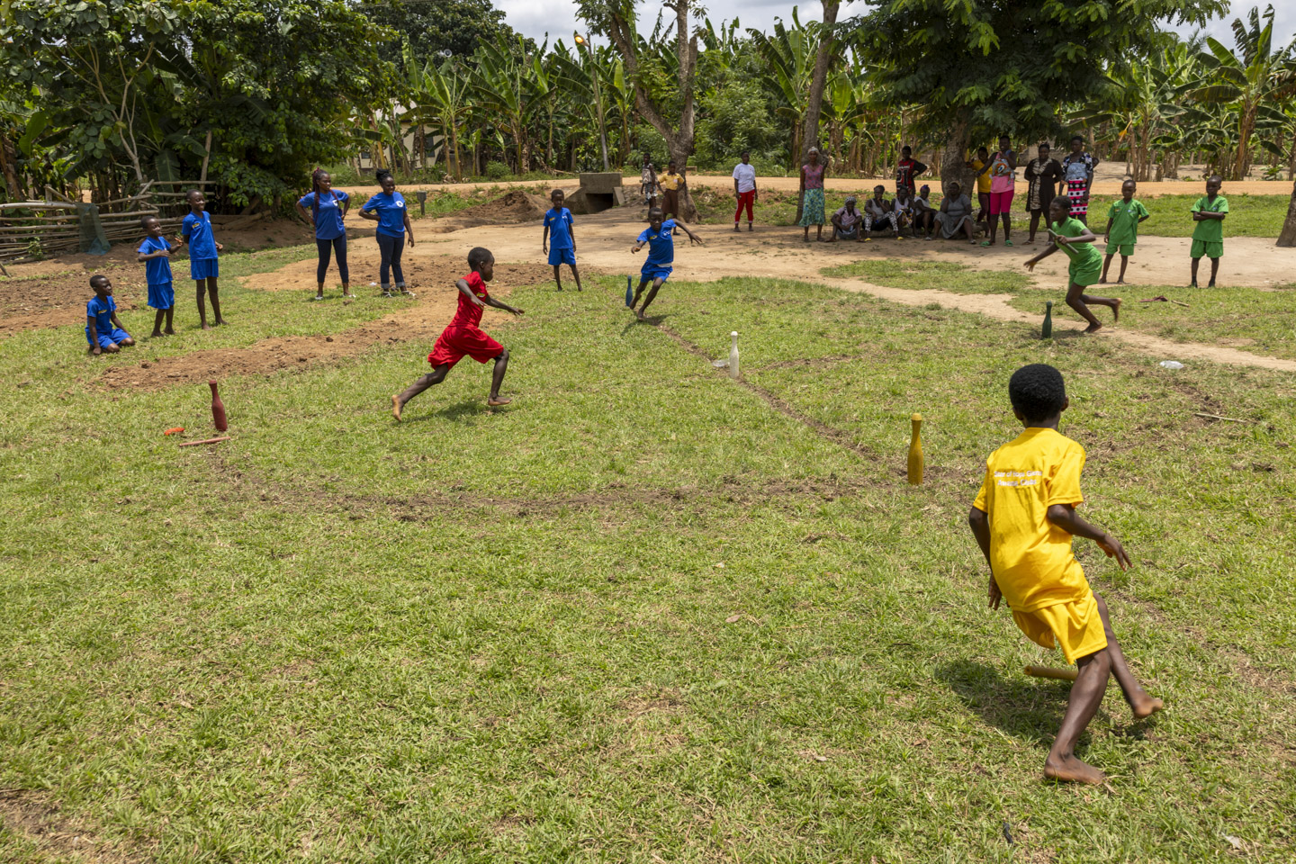 Barn leker under Awana-undervisning