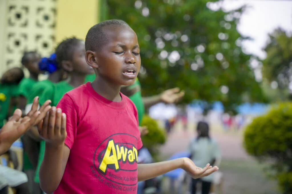 Barn ber på bibelläger