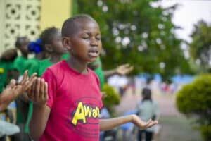 Barn ber på bibelläger