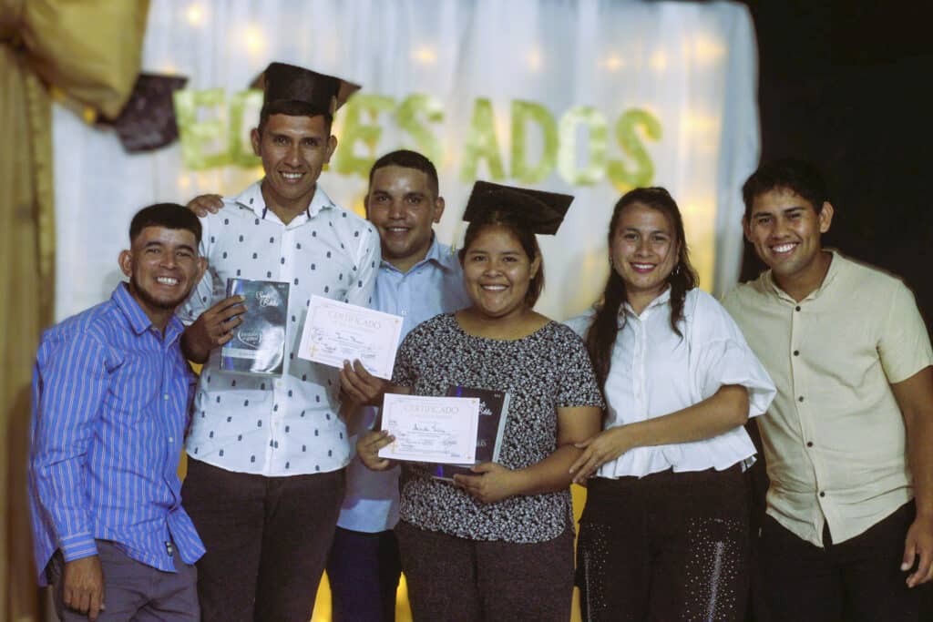 Diplomutdelning i kyrka i Argentina