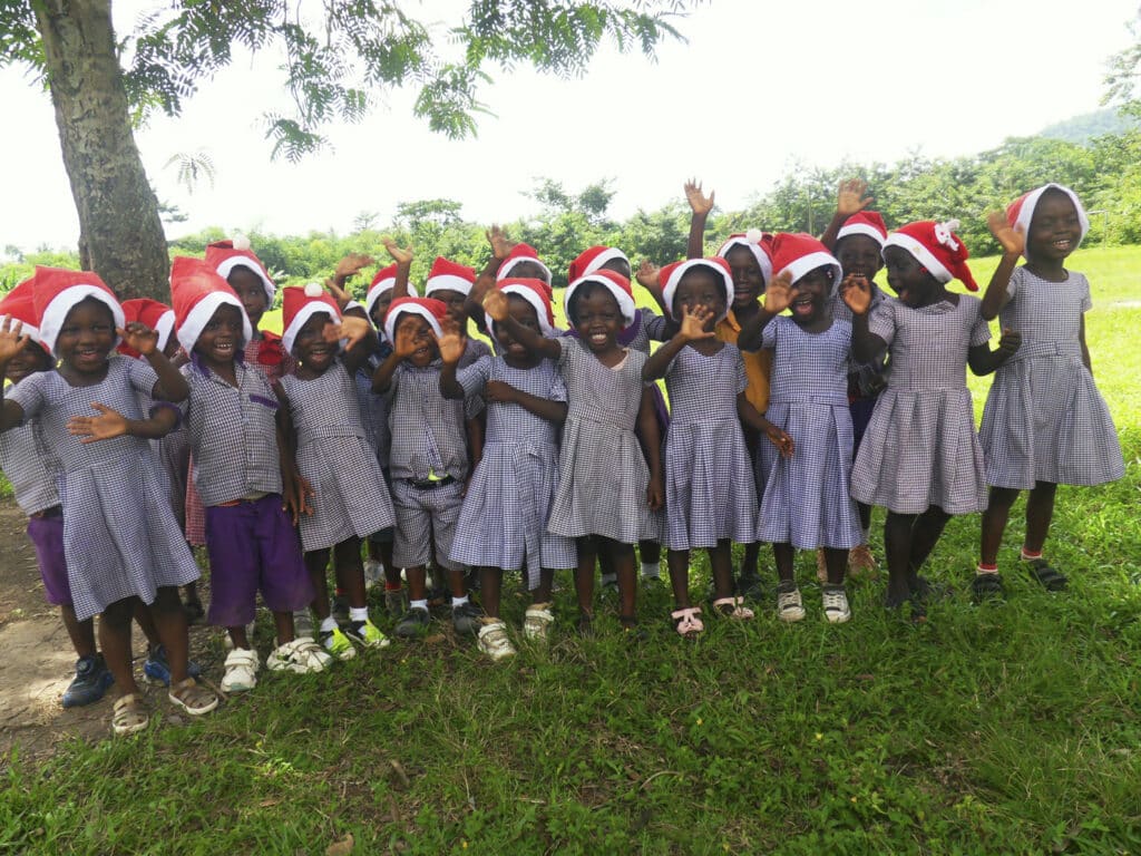 Glada julfirande barn i Ghana
