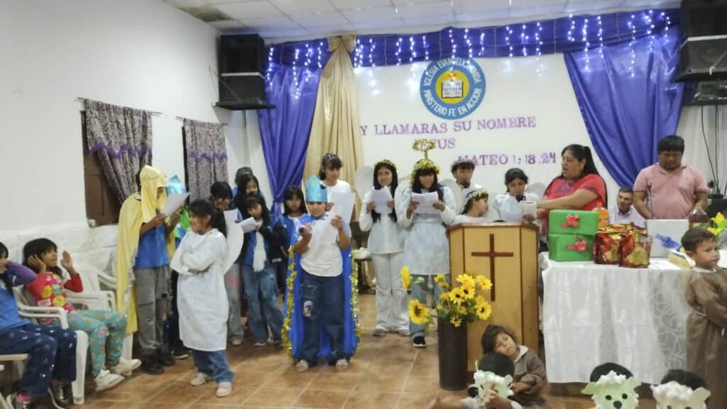 Ungdomsgrupp i kyrka i Argentina